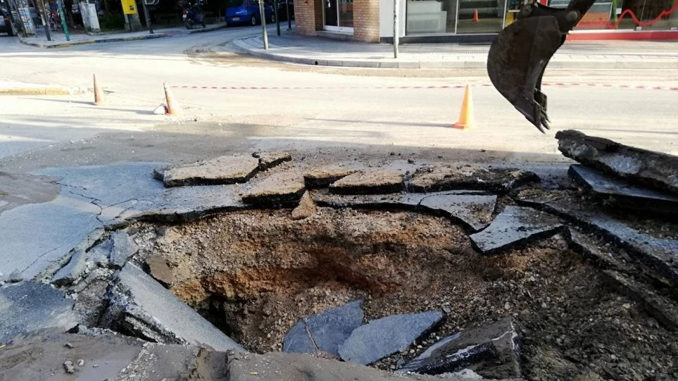Χάος και πλημμυρισμένοι δρόμοι στο κέντρο της Λάρισας (εικόνες)
